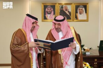 أمير نجران يطّلع على تقرير أعمال المسح والتنقيب الأثري في المنطقة