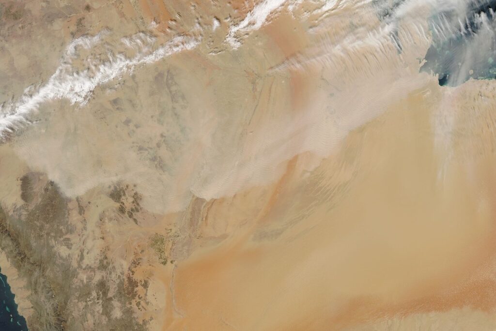 صورة فضائية لعاصفة غبار فوق المملكة تعبيرًا عن أتربة مثارة على منطقة الرياض