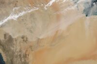 صورة فضائية لعاصفة غبار فوق المملكة تعبيرًا عن أتربة مثارة على منطقة الرياض