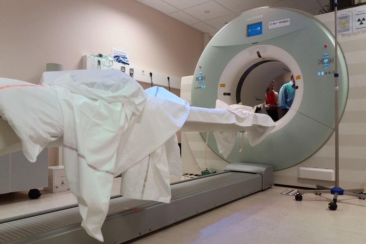 جهاز تصوير مقطعي بالإصدار البوزيتروني PET/CT في غرفة فحص طبي