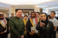 سفير الصين لدى المملكة خلال جولته في المعرض الثقافي المصاحب للقاء نغمة الصين في قلب المملكة بجامعة الأميرة نورة