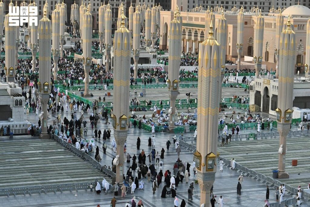 جموع المصلين والزوار في ساحات المسجد النبوي بالمدينة المنورة