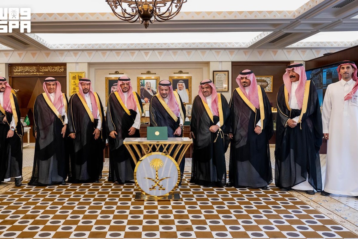 أمير منطقة القصيم ونائبه مع أعضاء لجنة دعم ومساندة مشاريع القطاع الخاص