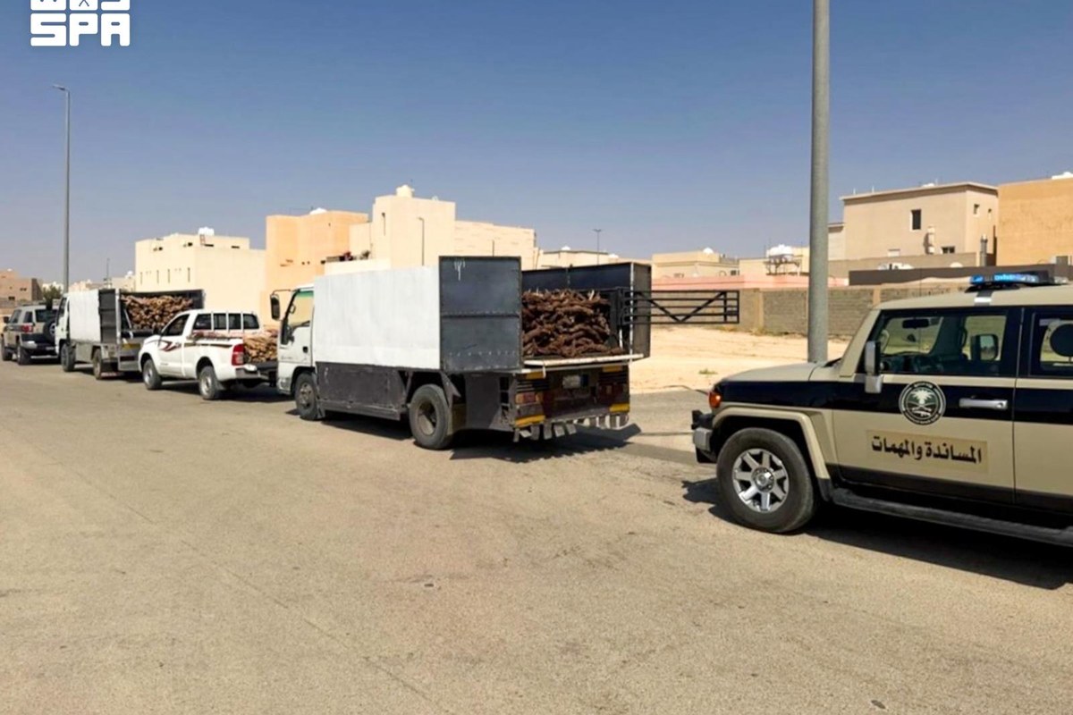 دورية الإدارة العامة للمجاهدين بجوار شاحنات محملة بالحطب في القصيم