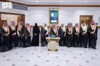 أمير القصيم مع أعضاء أمانة جائزة السياحة الريفية خلال إطلاق النسخة الثانية