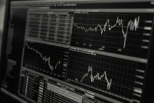 شاشة تعرض مؤشرات تداول الأسهم