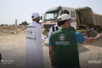 فرق أمانة منطقة الرياض الرقابية خلال الحملة الميدانية على مخلفات البناء