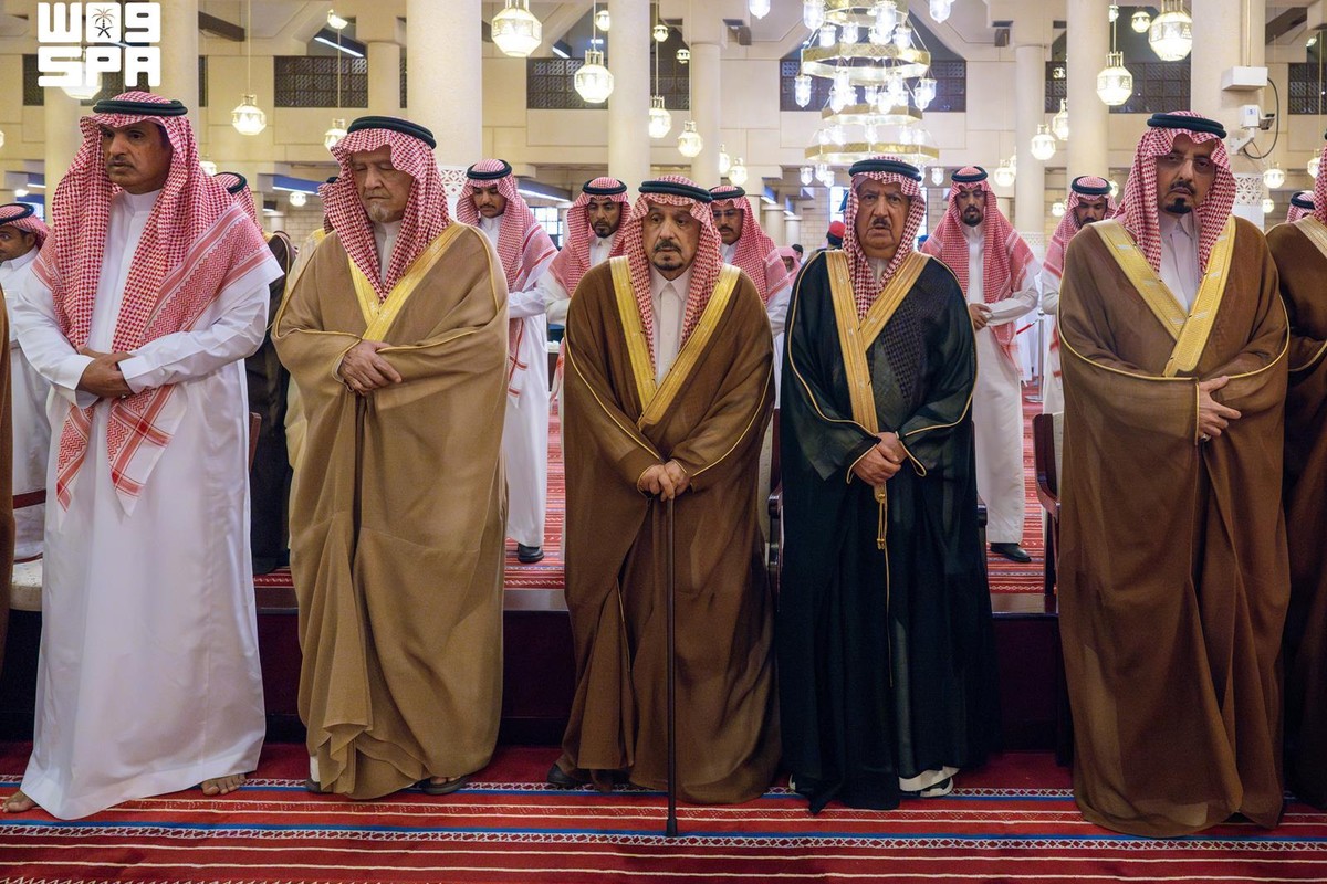 أمير منطقة الرياض ونائبه خلال أداء صلاة الميت على الأميرة الجوهره بنت فهد بجامع الإمام تركي بن عبدالله