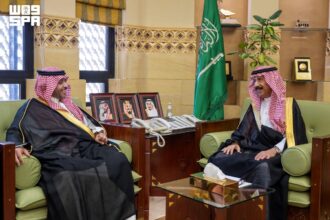 وكيل إمارة منطقة الرياض خلال استقباله مدير عام فرع وزارة التجارة بالمنطقة