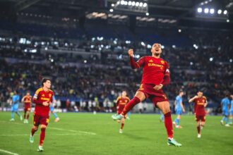 لاعبو روما يحتفلون بهدف في مرمى سلوفان براتيسلافا بدوري أبطال أوروبا