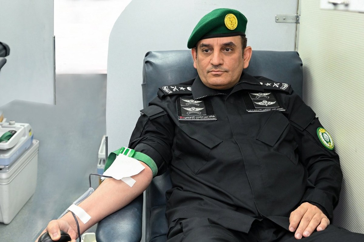 أحد منسوبي الحرس الملكي يتبرع بالدم ضمن الحملة الوطنية
