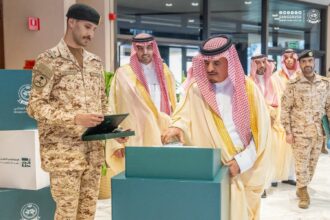 معالي نائب وزير الحرس الوطني خلال افتتاح المعرض المتنقل للتوعية بالأمن السيبراني
