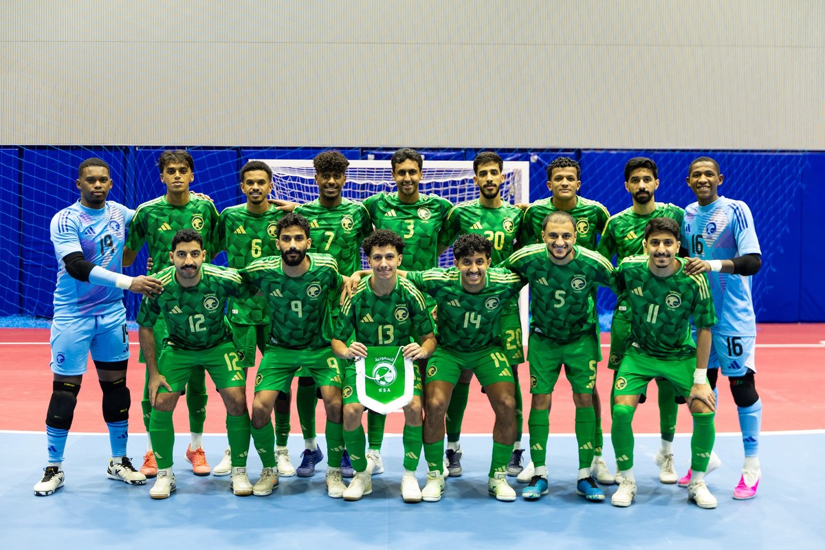 لاعبو المنتخب السعودي لكرة قدم الصالات في صورة جماعية قبل مواجهة البحرين الودية