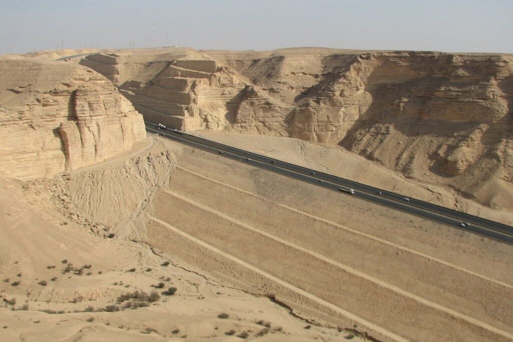 طريق سريع في المملكة العربية السعودية قرب جبال طويق