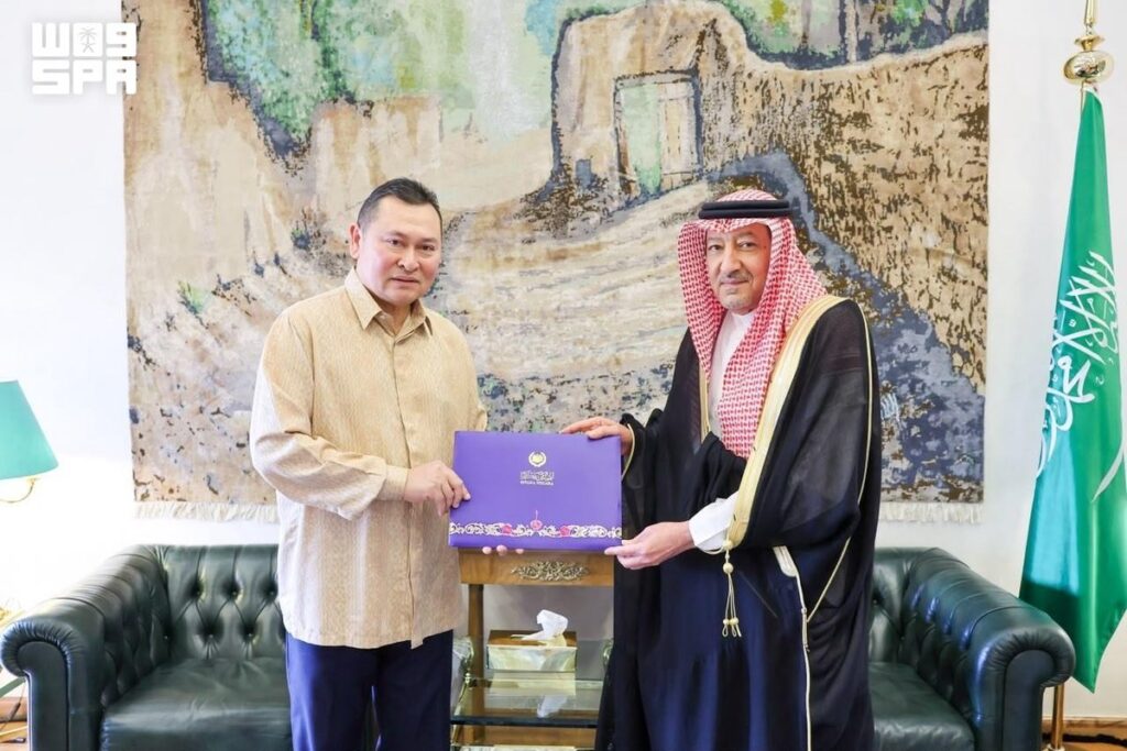نائب وزير الخارجية المهندس وليد الخريجي يتسلم رسالتين خطيتين من ملك ماليزيا من سفير ماليزيا لدى المملكة
