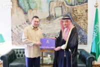 نائب وزير الخارجية المهندس وليد الخريجي يتسلم رسالتين خطيتين من ملك ماليزيا من سفير ماليزيا لدى المملكة