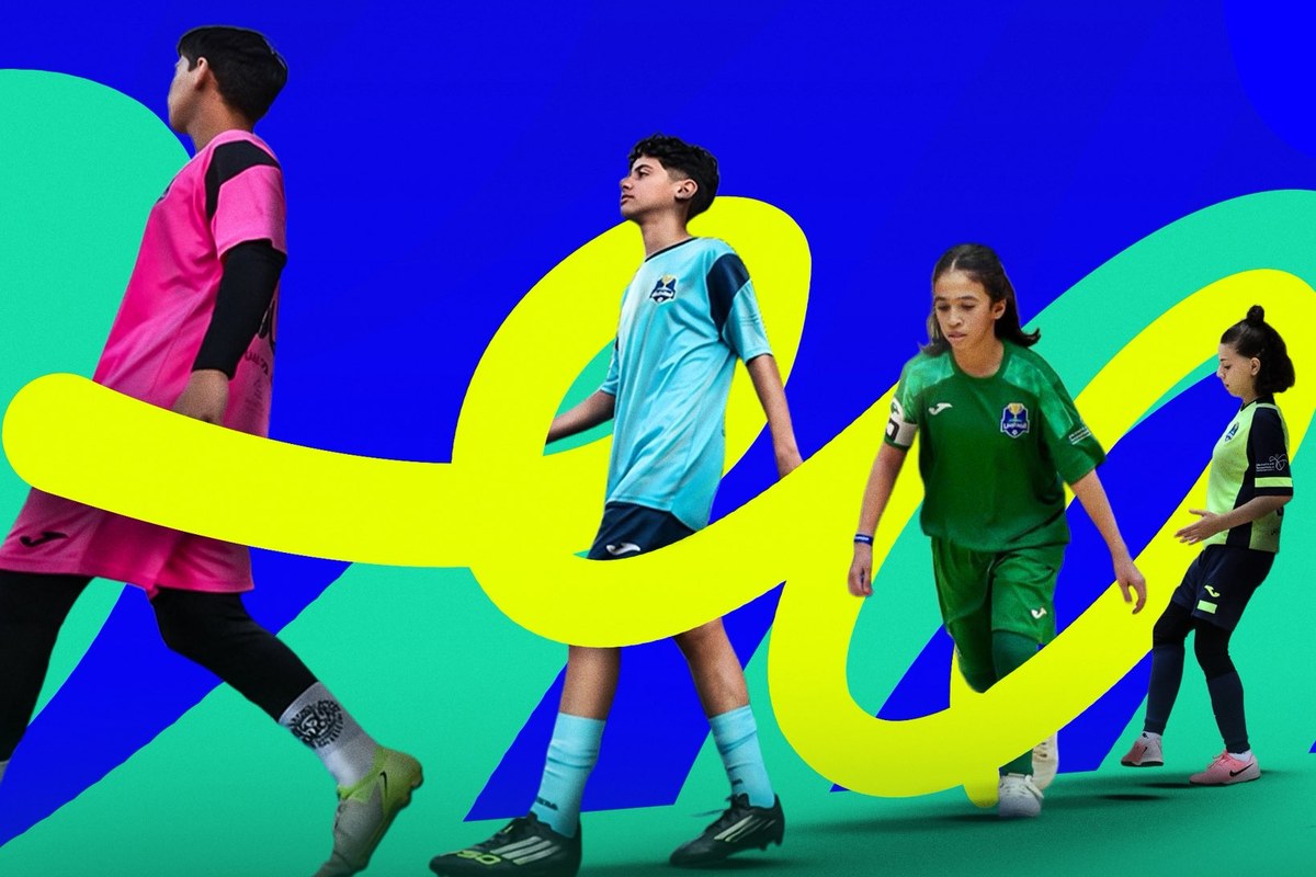 طلاب وطالبات بأزياء كرة القدم في تصميم دوري المدارس