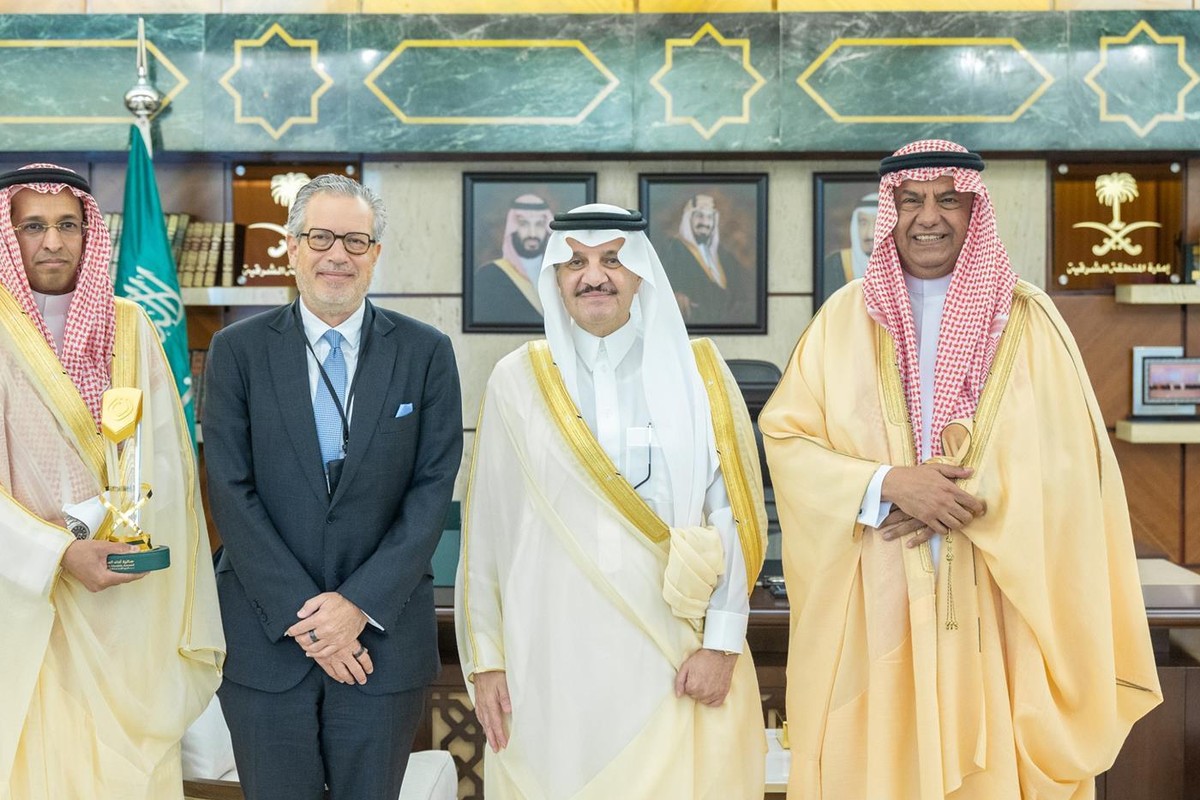 أمير المنطقة الشرقية يستقبل مدير عام فرع وزارة الصحة بالمنطقة ومنسوبي المنشآت الفائزة