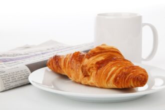 صحيفة ورقية على طاولة الإفطار
