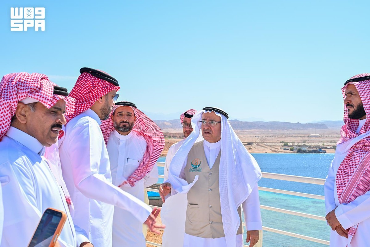 أمين منطقة تبوك خلال تدشين الممشى السياحي المطل على البحر بمحافظة حقل