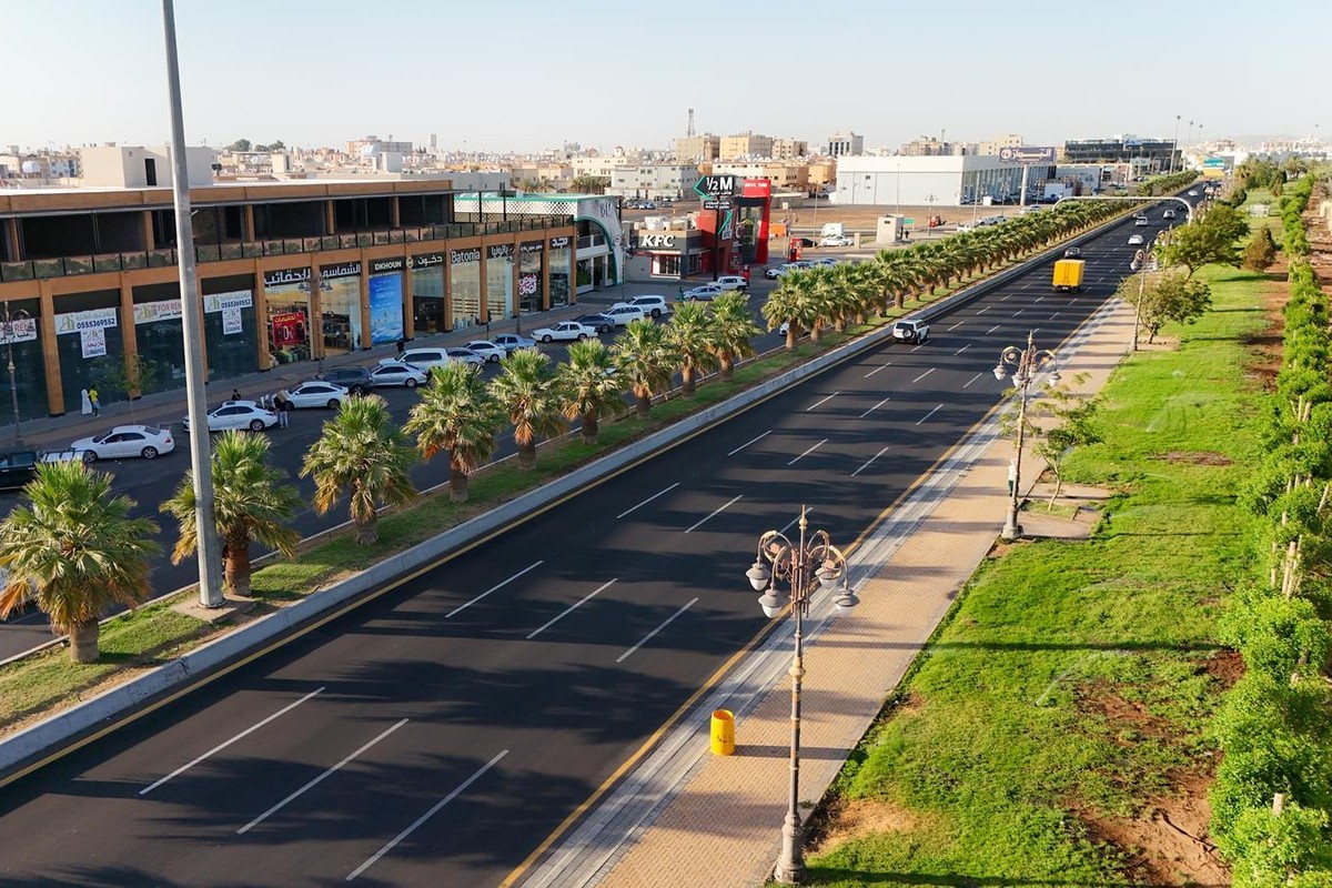 طريق وواجهات تجارية في مدينة تبوك