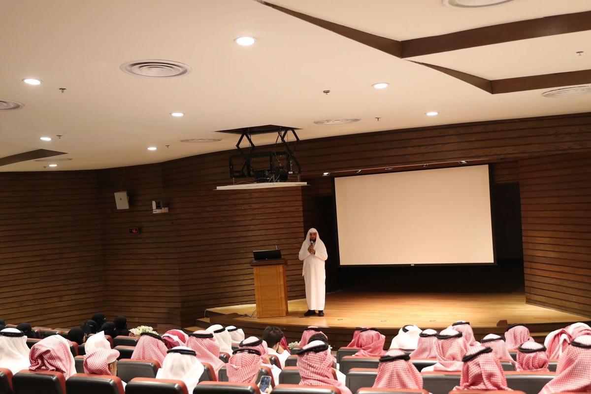 جلسة علمية ضمن برنامج سفراء الوسطية في جامعة طيبة