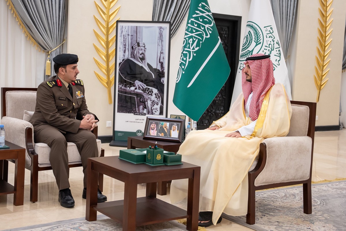 محافظ الطائف الأمير فواز بن سلطان خلال استقباله مدير شرطة الطائف
