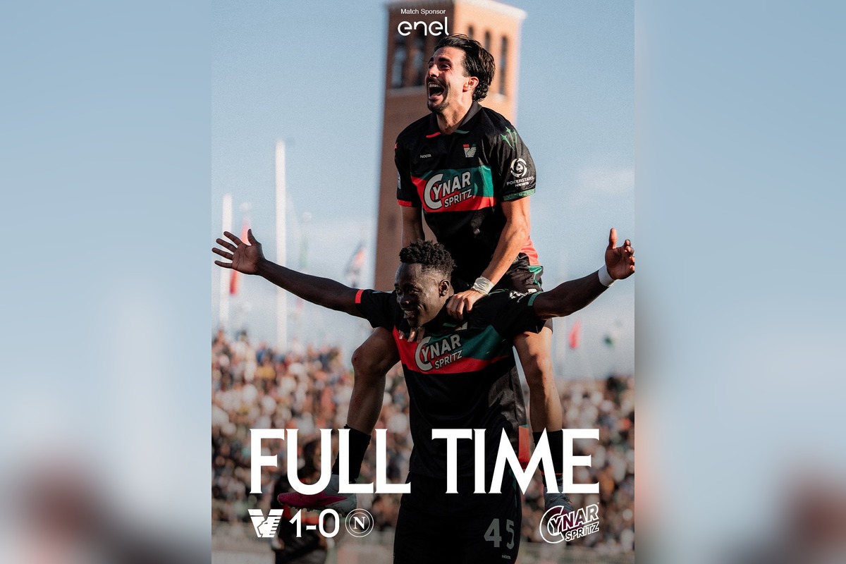 لاعبو فينيزيا يحتفلون بالفوز على نابولي في الدوري الإيطالي