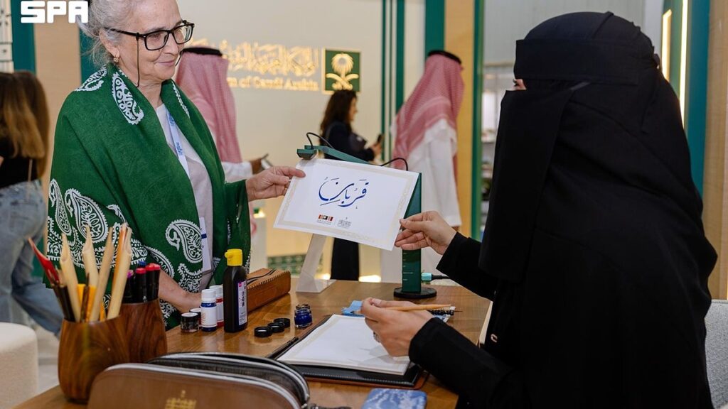 معرض باكو الدولي للكتاب - زائرة تتعرف على فن الخط العربي