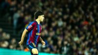 تشافي إسبارت - مدافع برشلونة خلال إحدى مباريات الفريق