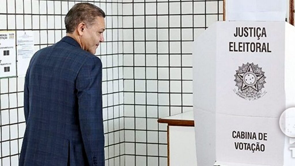 انتخابات الرئاسة البرازيلية - رئيس المحكمة العليا للانتخابات يدلي بصوته في برازيليا