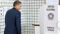 انتخابات الرئاسة البرازيلية - رئيس المحكمة العليا للانتخابات يدلي بصوته في برازيليا