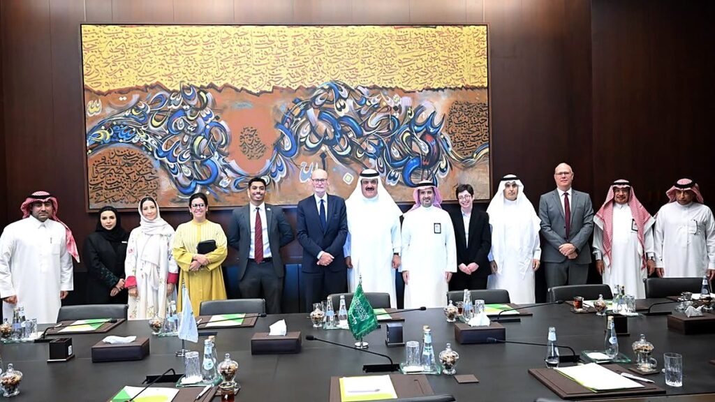 مركز الملك عبدالعزيز للتواصل الحضاري - السفير البريطاني والوفد المرافق مع مسؤولي المركز