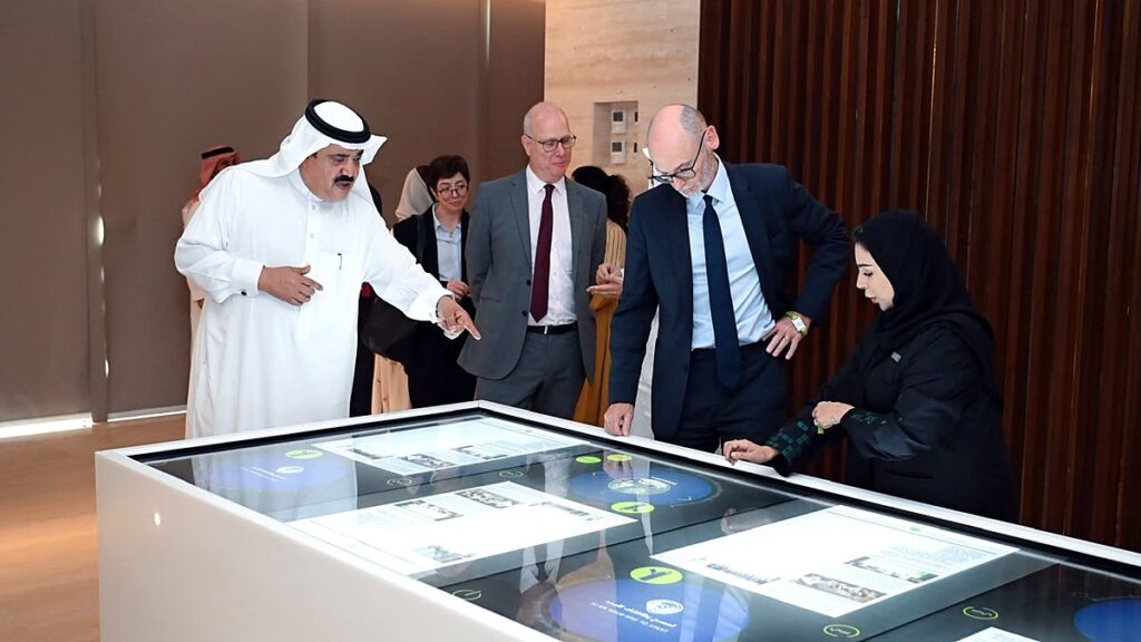 مركز الملك عبدالعزيز للتواصل الحضاري - السفير البريطاني يتجول في معرض التواصل التفاعلي