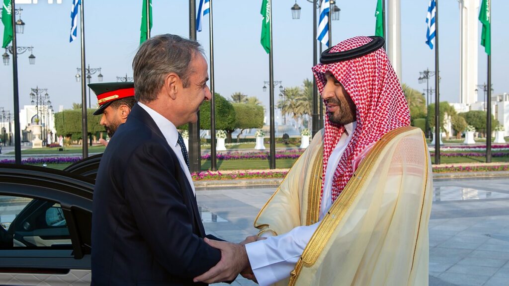 ولي العهد يستقبل رئيس وزراء اليونان ميتسوتاكيس في قصر اليمامة بالرياض