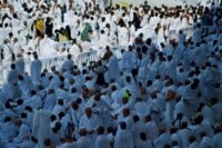 المصلون في صحن المطاف خلال خطبة الجمعة من المسجد الحرام