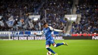 هوفنهايم وليفركوزن - لاعب هوفنهايم يسدد الكرة خلال المباراة