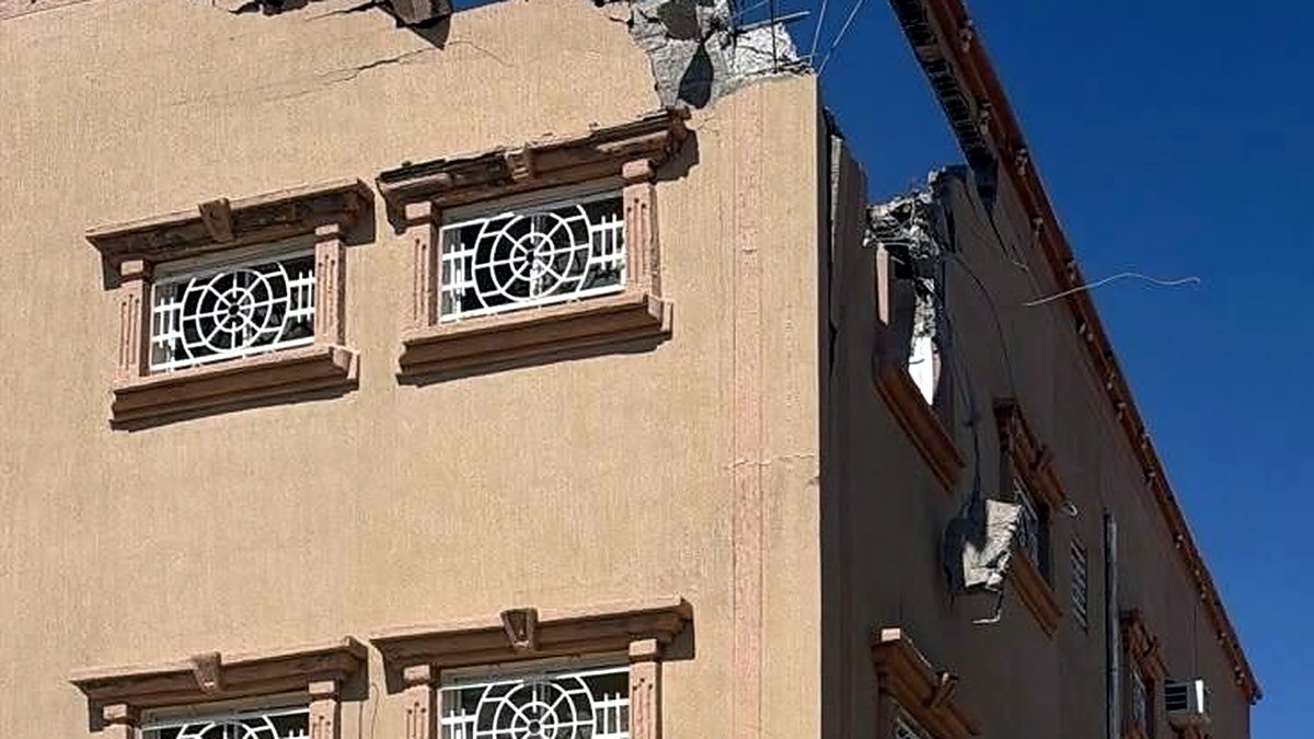 شظايا صاروخين باليستيين - أضرار في مبنى سكني