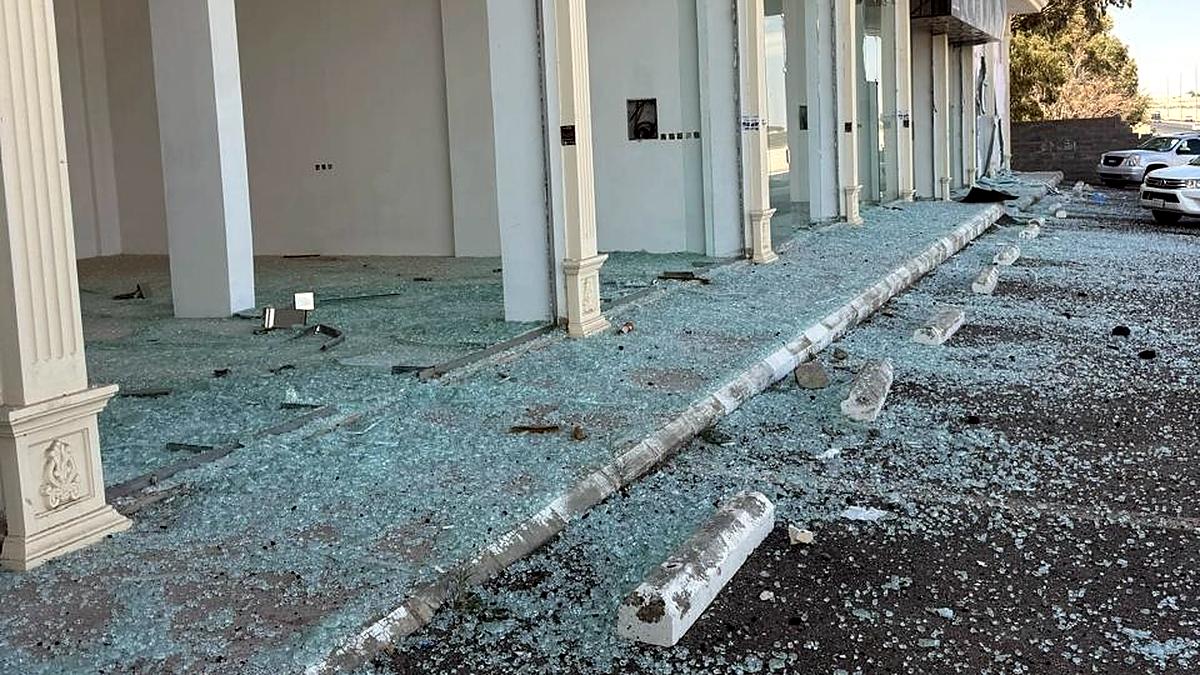 شظايا صاروخين باليستيين - زجاج متناثر أمام مبنى متضرر