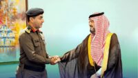 الحركة المرورية في جدة - أمين محافظة جدة يصافح مدير مرور المحافظة المكلف