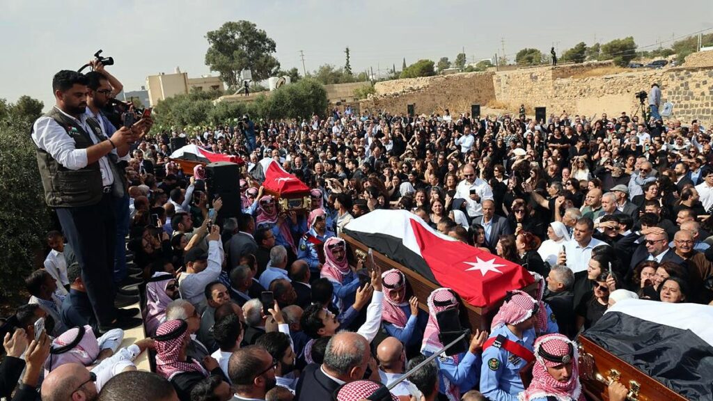 القبض على منفذي هجوم كنيسة الكرك - تشييع ضحايا الهجوم في قرية حمود