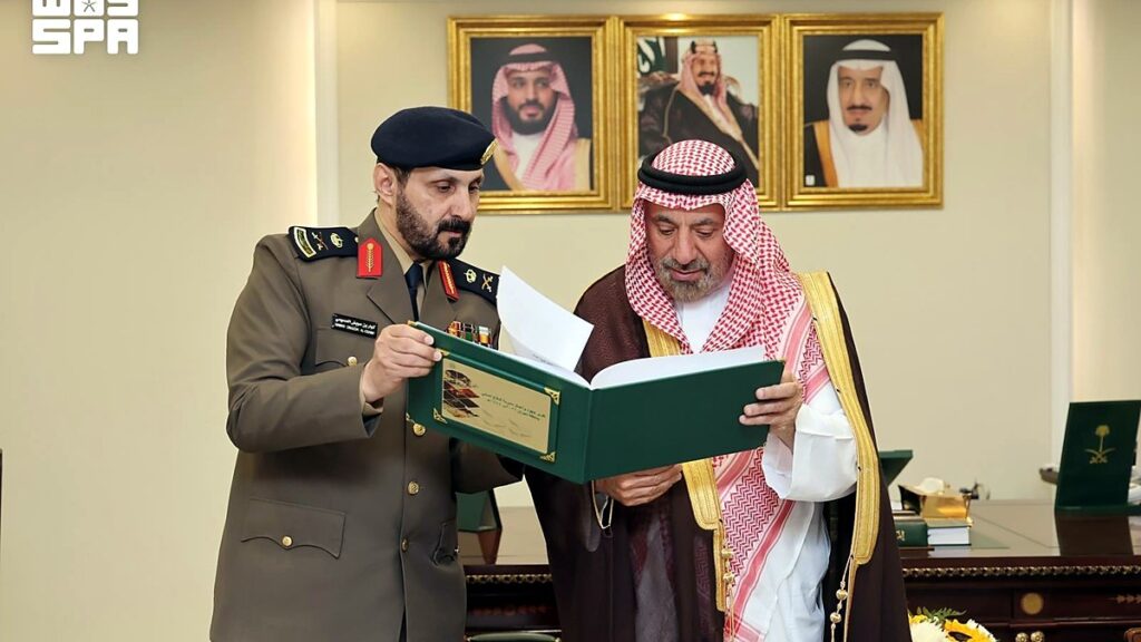 تقرير الدفاع المدني بنجران - أمير المنطقة يطّلع على التقرير مع مدير الدفاع المدني
