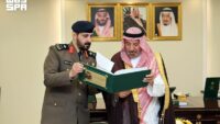 تقرير الدفاع المدني بنجران - أمير المنطقة يطّلع على التقرير مع مدير الدفاع المدني