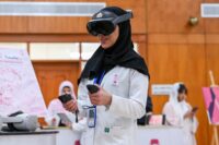 سيدة تجرب تقنية الواقع الافتراضي ضمن تطبيق «شريط الأمل 2026» للتوعية بسرطان الثدي