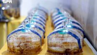 مزاد العسل - عبوات من عسل رجال ألمع معروضة في المزاد