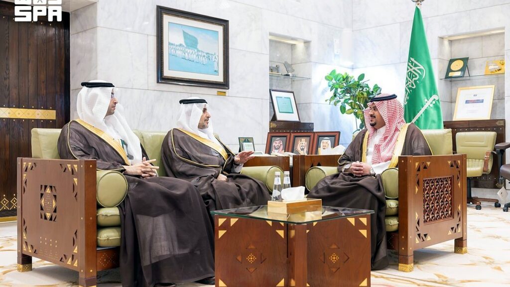 نائب أمير منطقة الرياض خلال اطلاعه على مشاريع البيئة والمياه والزراعة