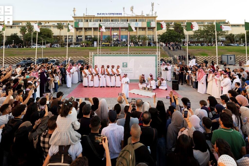 جمهور يتابع عروض الفنون الأدائية السعودية في معرض الجزائر للكتاب