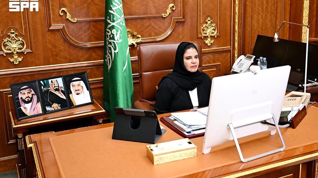 مجلس الشورى - أعضاء يشاركون في الجلسة عبر الاتصال المرئي