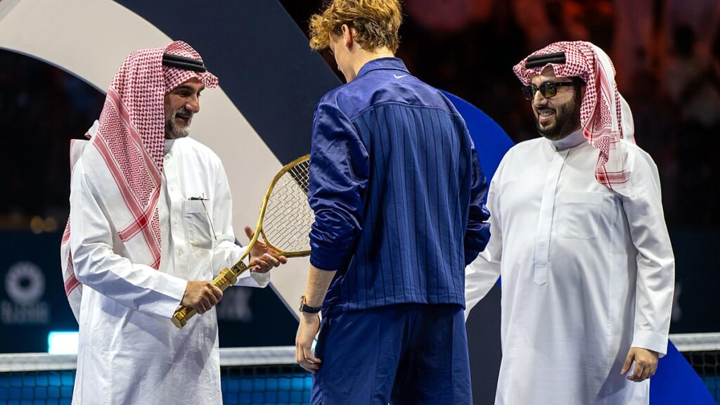 بطولة Six Kings Slam - سينر يتسلم كأس البطولة في النسخة الماضية