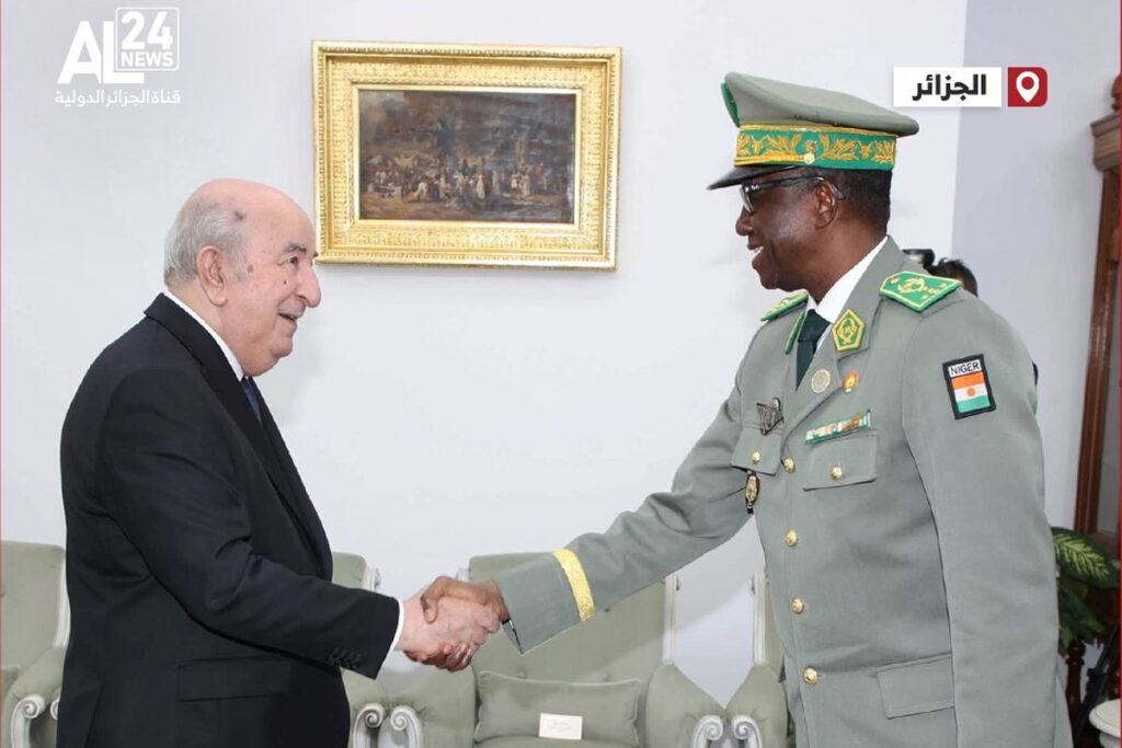 الرئيس الجزائري عبدالمجيد تبون يصافح وزير الدفاع النيجري الفريق أول سليفو موديت